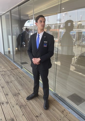 ADS evènementiel costume devant vitre