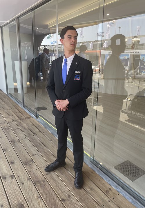 ADS evènementiel costume devant vitre