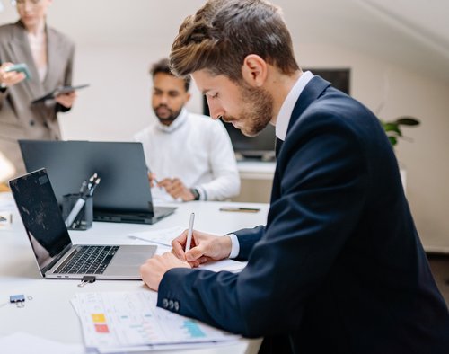 jeune homme ordinateur