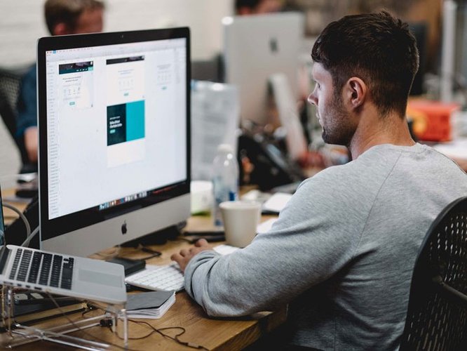 homme pull ordinateur